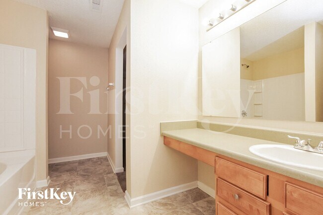 Building Photo - 14226 Hartwell Farm Dr