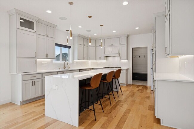 Building Photo - Luxurious 5-Bed/5 Baths, Granite & 3 Car Garage