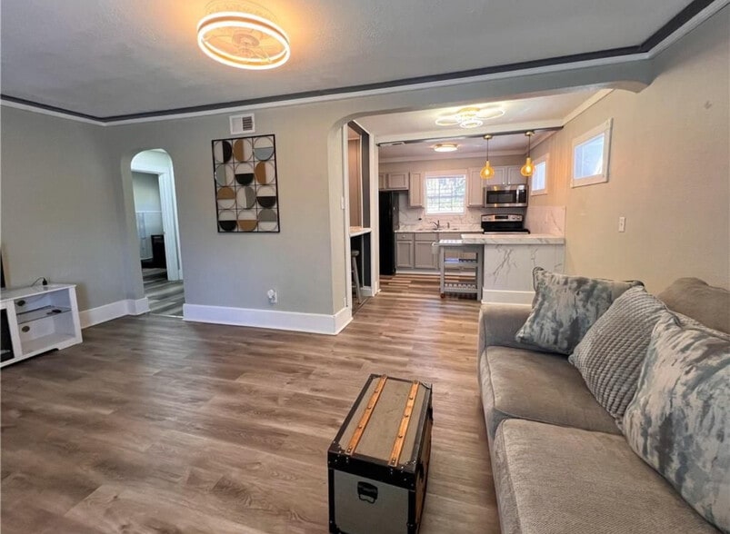 Building Photo - 6439 Chestnut Ave