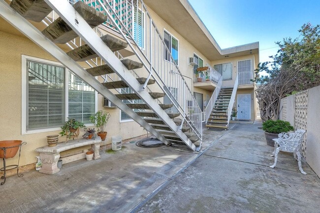 Building Photo - Updated 2-bedroom 2-bath condo in North Park!