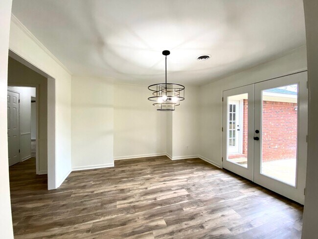 Building Photo - 2102 Fillmore Dr