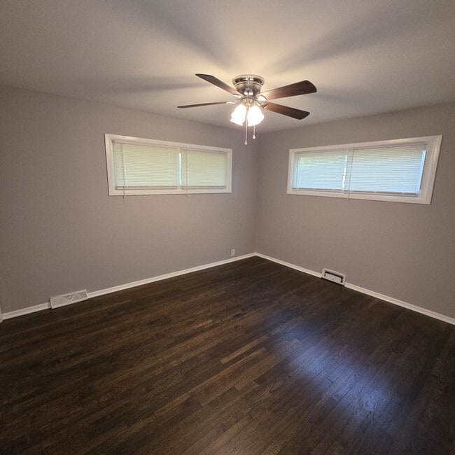 Building Photo - Spacious 4 bedrooms and 1 bath home located on Manchester Ave in Kansas City, MO