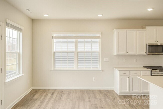 Building Photo - 5514 Hydrangea St