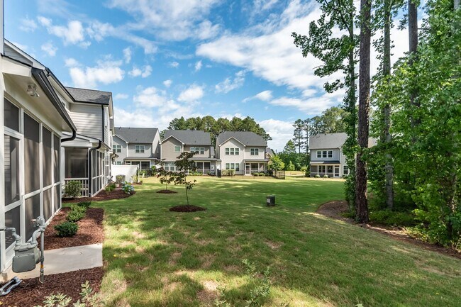 Building Photo - Stunning and spacious end-unit townhome in North Raleigh!