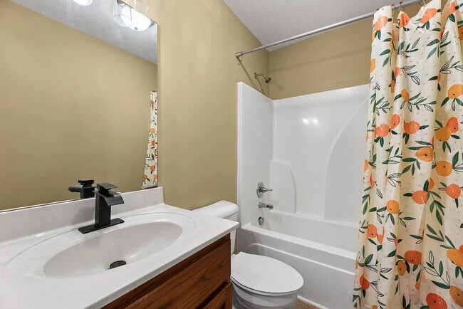 Building Photo - Move-In Ready Cottage on 1.36 Acres with L...
