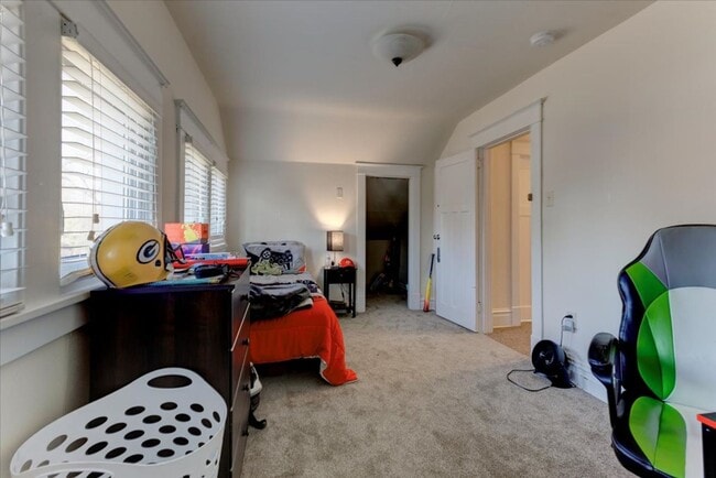 Building Photo - Single Family Home - 4+ Bedroom | 2 Bath