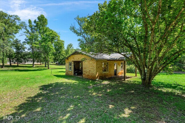 Building Photo - 4BD/2BA home with fenced back yard.