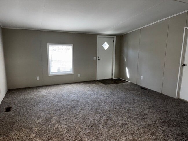 Building Photo - Discover this well-maintained 3-bedroom, 2-bath home in Lincolnton, NC,