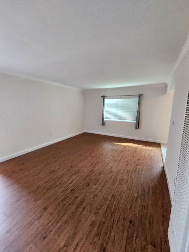 Building Photo - *** MOVE IN SPECIAL $500 OFF FIRST MONTH'S Rent *** Remodeled 2 Bedroom Condo