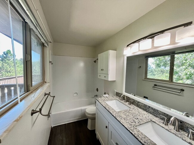 Building Photo - 4 Bedroom Bi Level Home in Rockrimmon