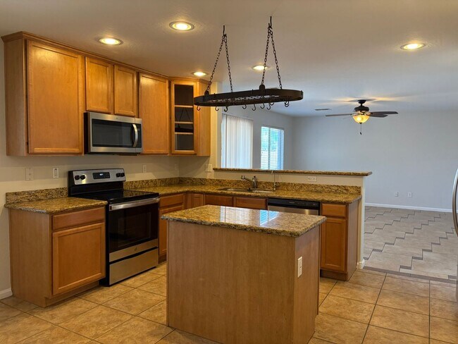 Building Photo - Beautiful 3 Bedroom Home in Camelback Ranch