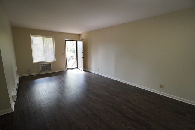 Building Photo - 2601 Hillsboro Pike