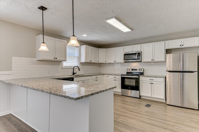 Building Photo - 3210 York Dr