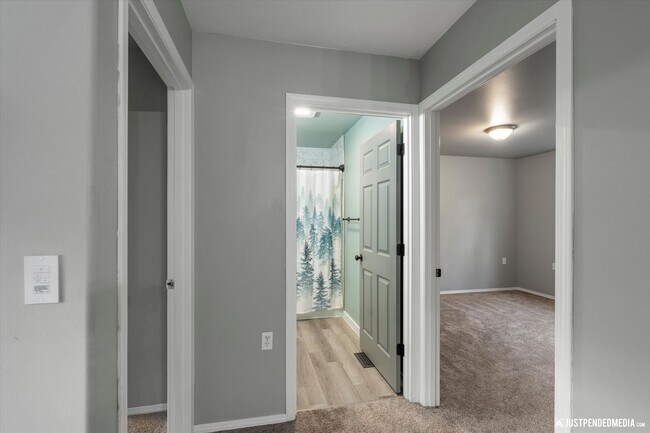 Building Photo - 3 Bedroom W/ Mother in Law Suite | 2 Bathr...