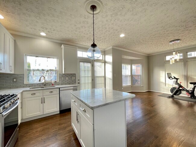 Building Photo - 8308 Lyndhurst St