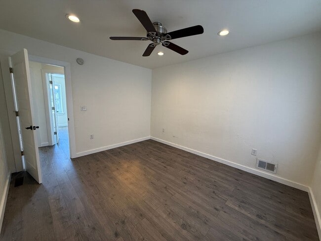 Building Photo - Charming Riverfront 2BR Walking Distance t...