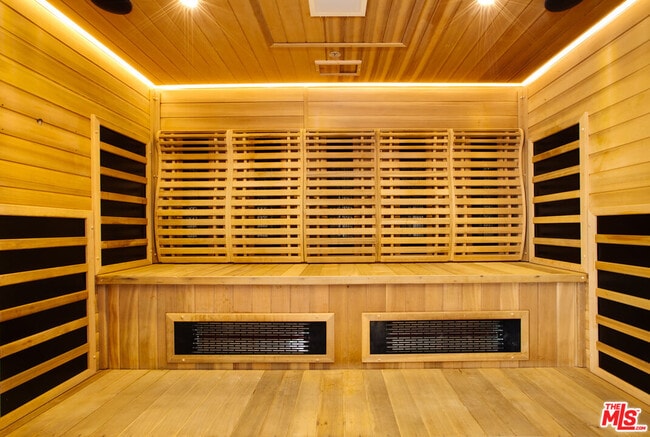 Building Photo - 10520 Wilshire Blvd