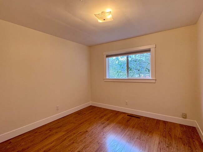 Building Photo - Location Location Location....plus a darling one story cottage