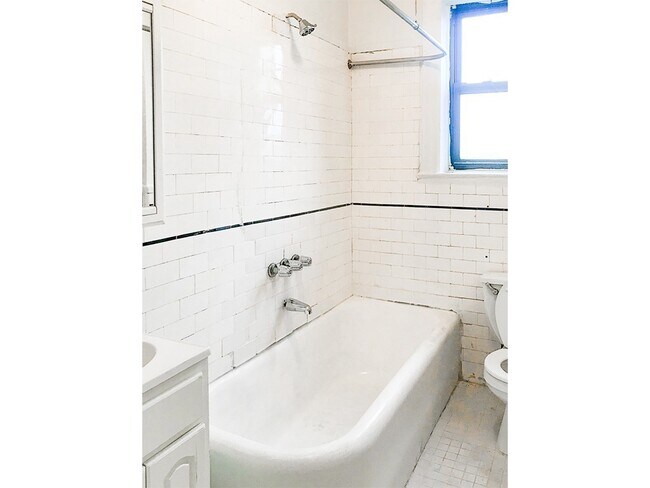 Building Photo - 141 E 54th St