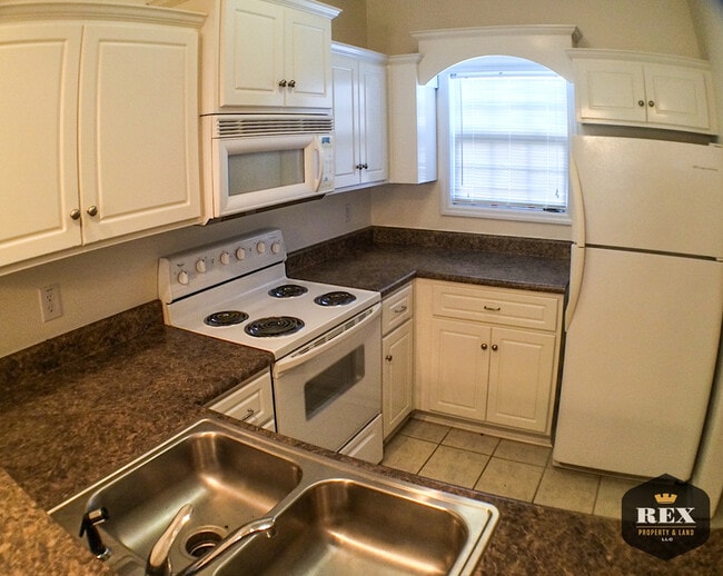 Building Photo - Modern 2 bedroom 2.5 bath Townhome with fe...