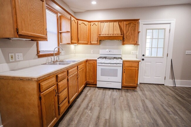 Building Photo - Spacious and Beautidul Four Bedroom Home!