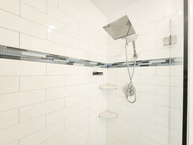 Building Photo - Top floor large 2 bed 2 bath open views at Woodlake