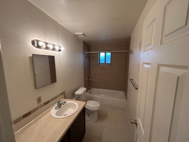 Building Photo - 732 W 44th St