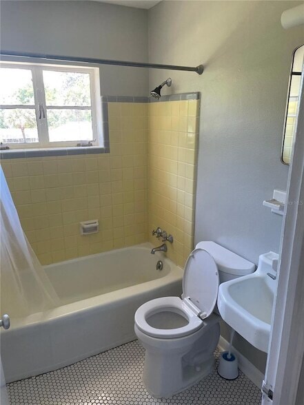 Building Photo - 1613 Normandy Dr