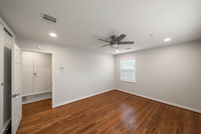 Building Photo - 9779 Westview Dr