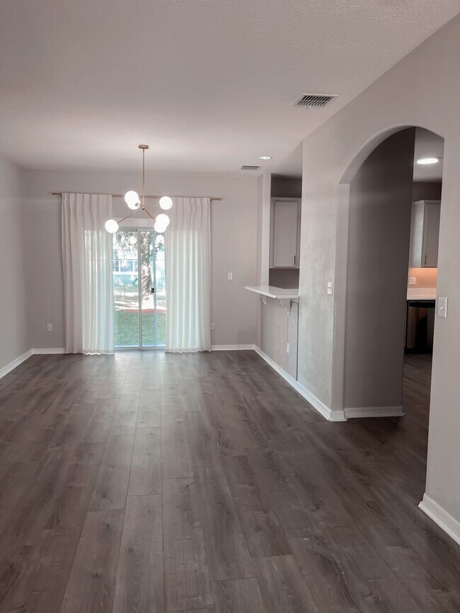 Building Photo - Beautiful Townhouse