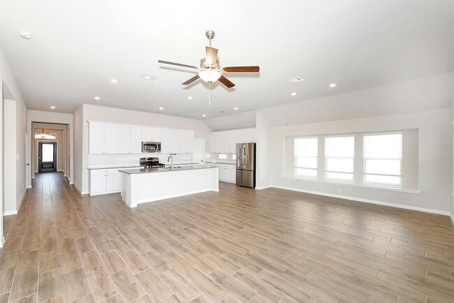 Building Photo - Move-In Special! Enjoy 2 Weeks Free Rent o...