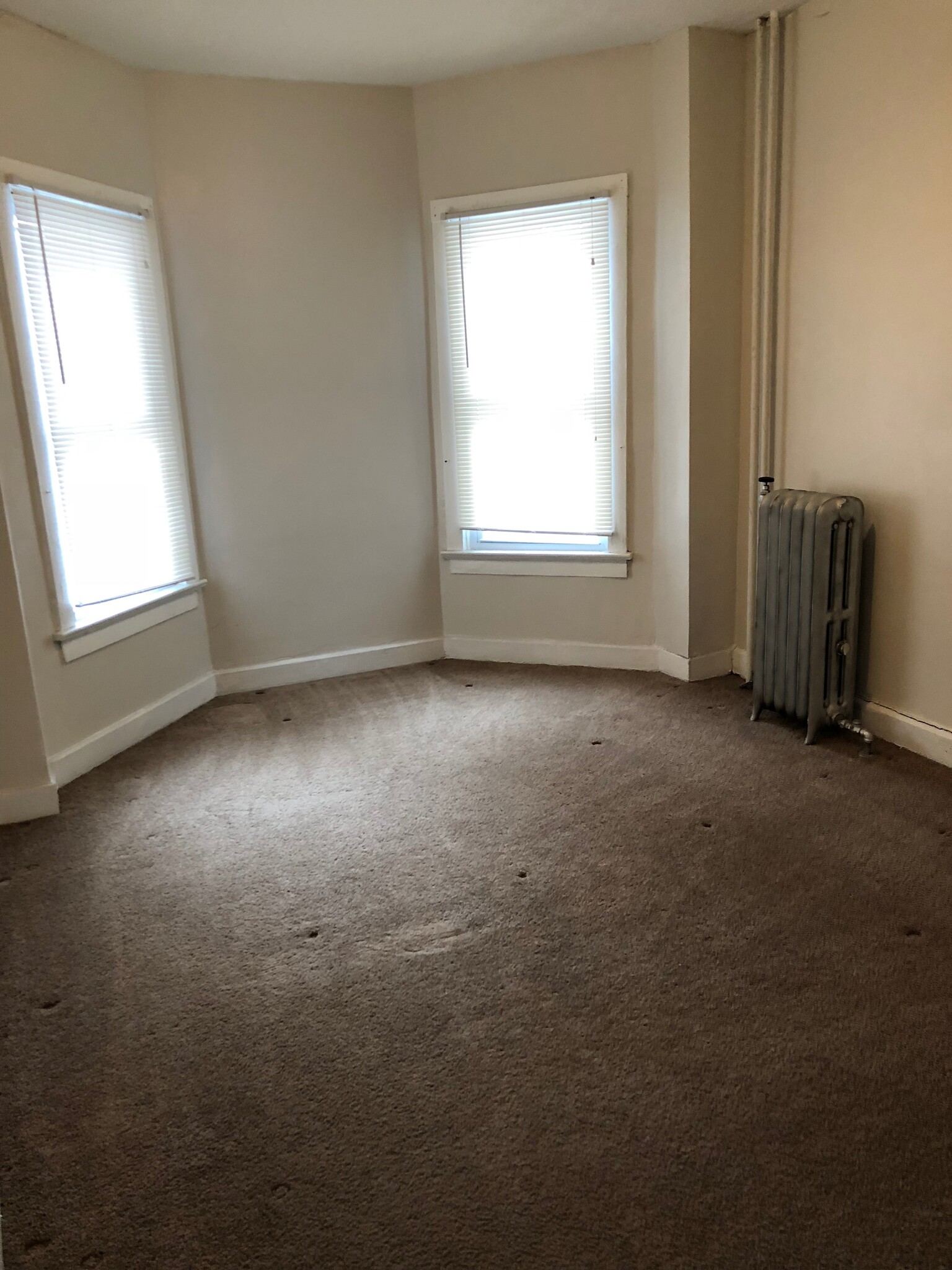 Good sized bedroom - 10000 Lamont Ave