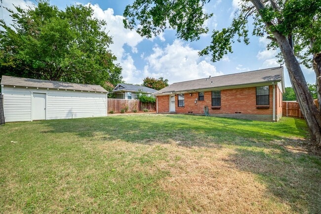 Building Photo - Airy and Light 3/2 in Established Dallas Neighborhood For Rent!