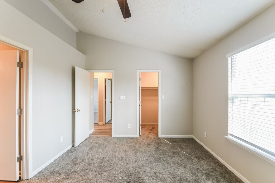 Building Photo - 5223 Pin Oak Dr