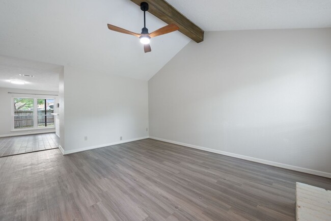 Building Photo - 11805 Southlake Dr