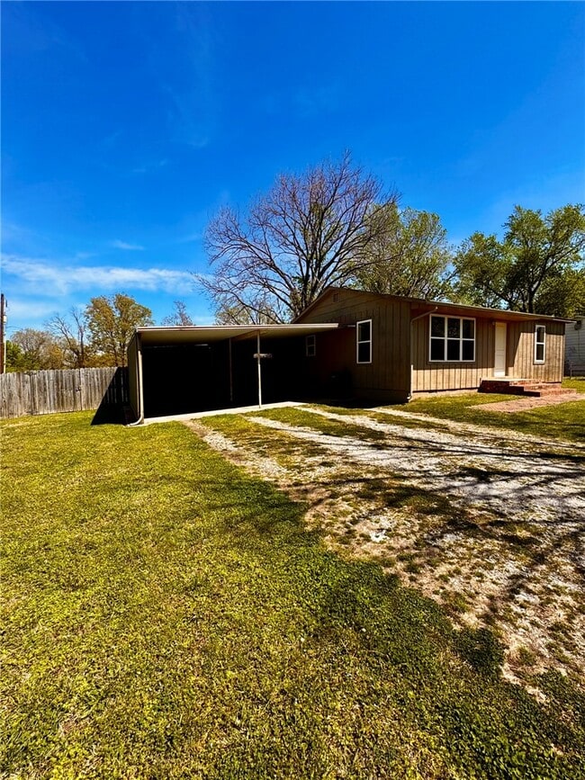 Building Photo - 803 E Greenfield St