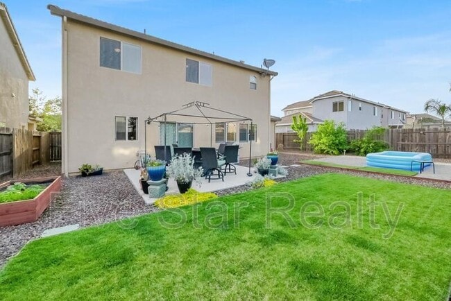 Building Photo - 5609 Peach Tree Dr