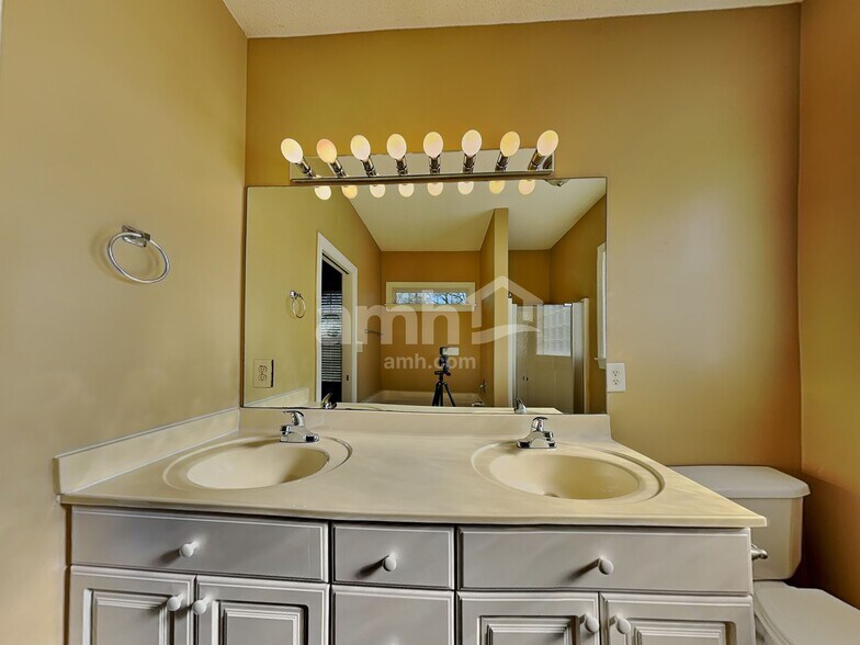 Building Photo - 702 Landing View Dr