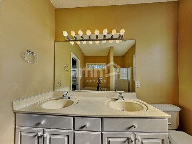 Building Photo - 702 Landing View Dr