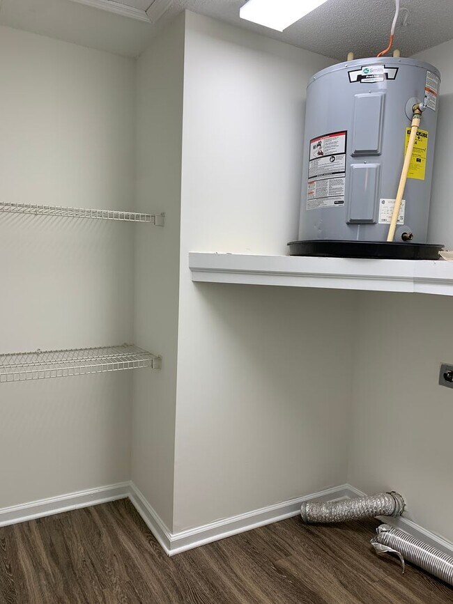 Building Photo - 3 Bedroom 2 Bath House on Hillsdale Drive