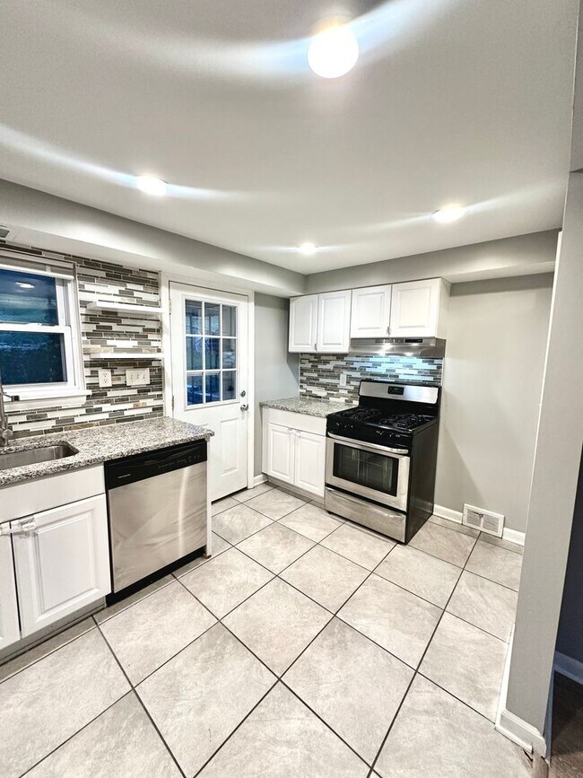 Building Photo - Updated 2 Bed, 1 Bath Home w/ Bonus Room in Castle Shannon - Central Heat & AC, Laundry - Availab...