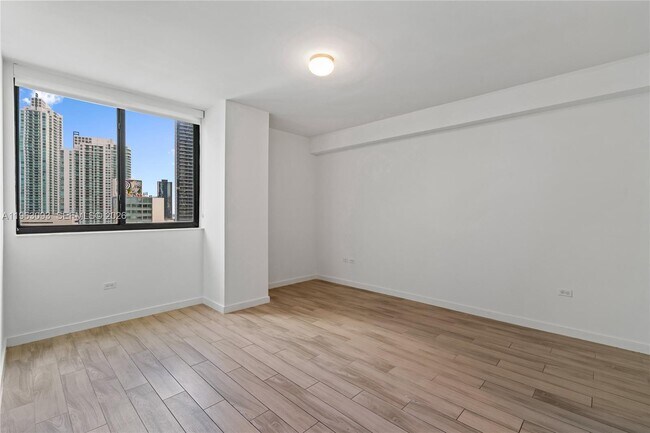 Building Photo - 999 SW 1st Ave