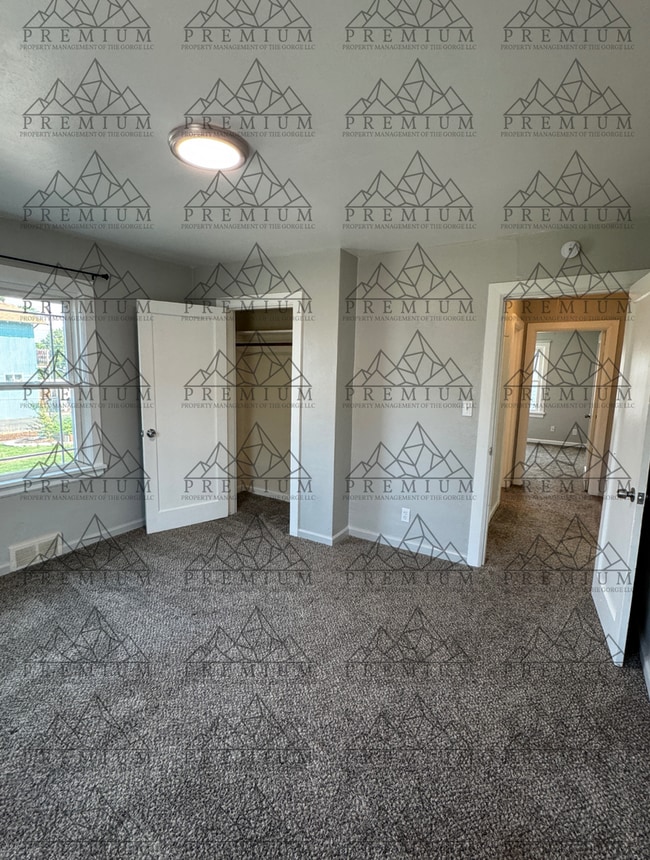 Building Photo - Large 4 Bedroom 2 Bath