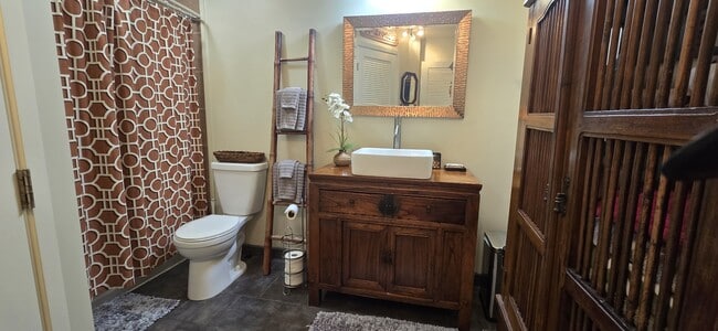 Building Photo - 42 Wainaku St