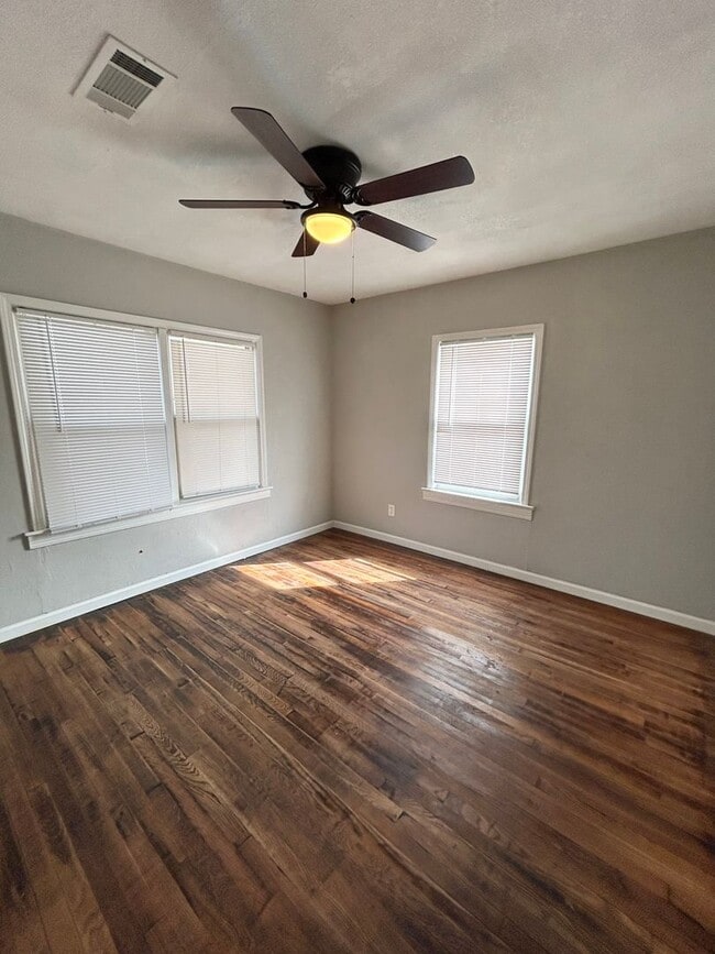 Building Photo - Great 3 bed 2 bath 1 car garage now available