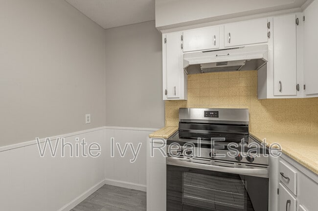 Building Photo - 818 University Ave