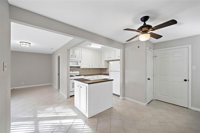 Building Photo - 230 W 27th St