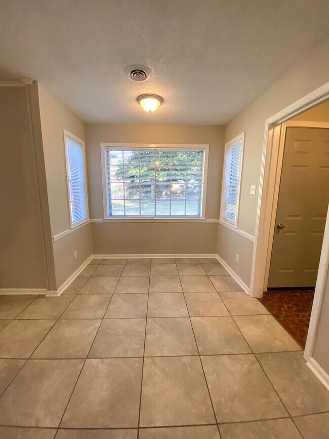 Building Photo - 3 bed, 2 bath near Yale and Raleigh Millington Rd in Raleigh / $250 gift card offer with 12/31/25...