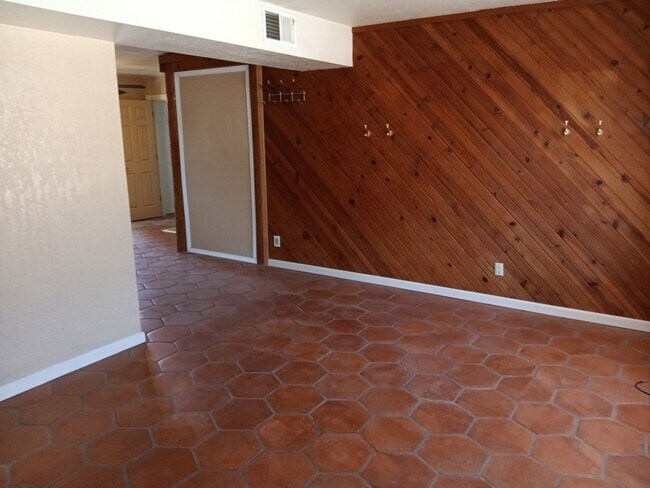 Building Photo - 3 Bedroom, 1 Bath Home Located in NE ABQ! ...