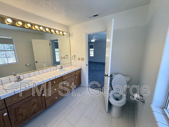 Building Photo - 2506 W Grandview Dr